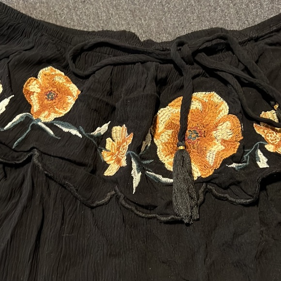 Black floral off the shoulder top size small - Picture 7 of 9